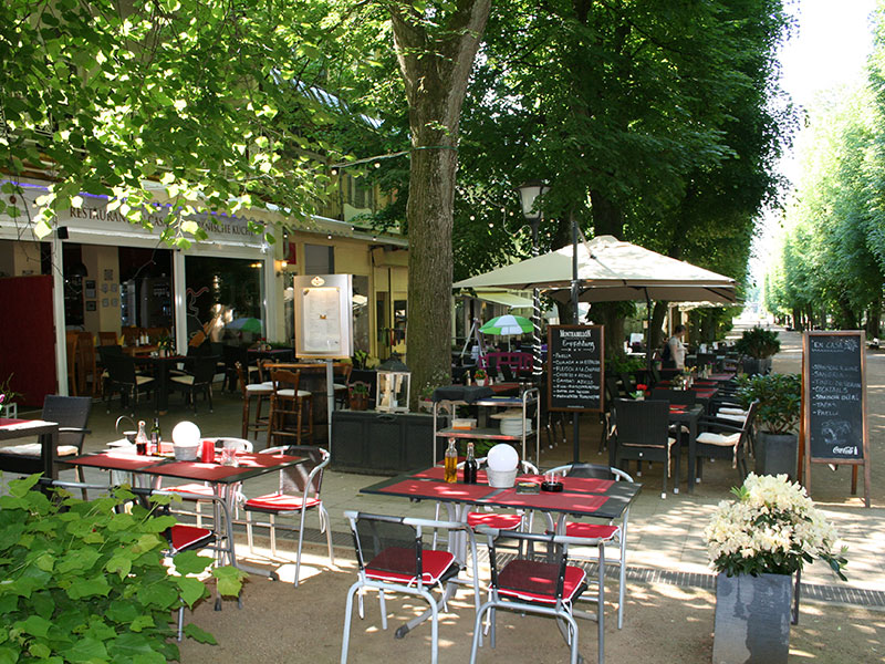 Unser Restaurant En Casa im Zentrum von Bad Pyrmont, hier die Terrasse auf der Hauptallee, direkt gegenüber vom Steigenberger, Kurpark und Schinkenkrug