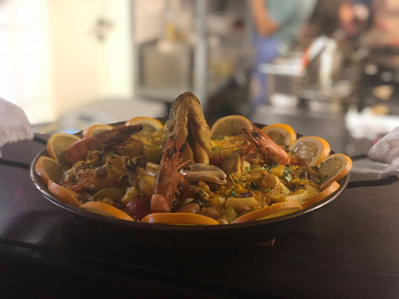 Ein Klassiker der spanischen Küche: Paella mit Muscheln, Garnelen, Fleisch