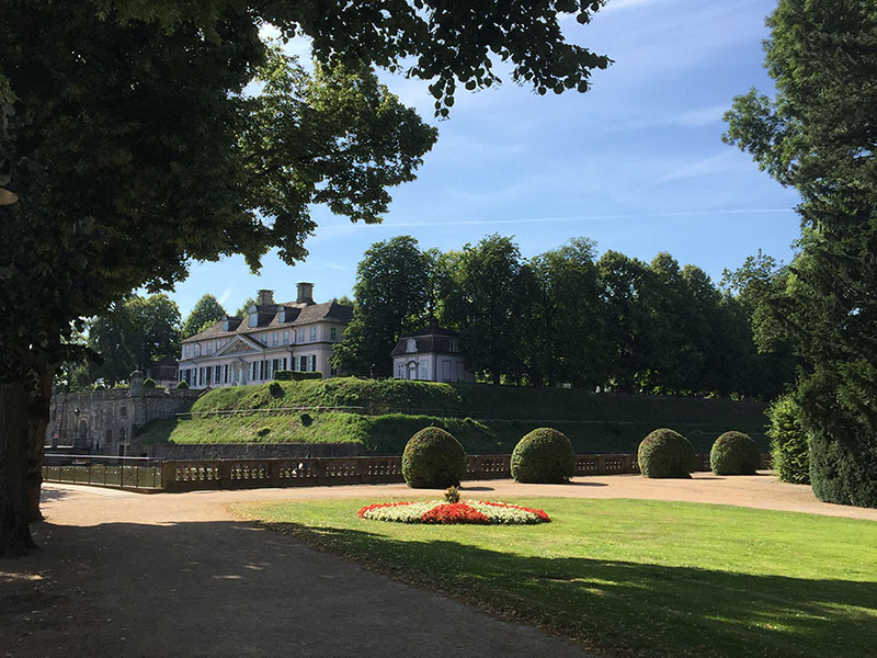 Das wunderschöne Schloss von Bad Pyrmont ist nur ca. 5-7 Gehminuten vom Restaurant En Casa entfernt.